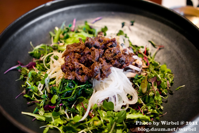 은은한 향의 참숯 불고기 비빔밥이 있는 프레쉬 아시안 비스트로