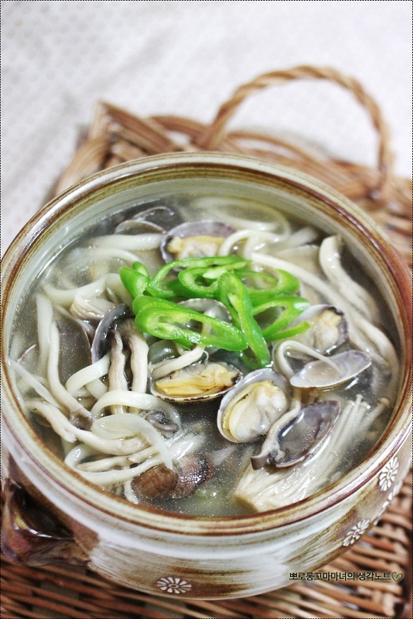 [바지락 버섯칼국수]시원한 국물맛에 반하는 바지락 버섯칼국수