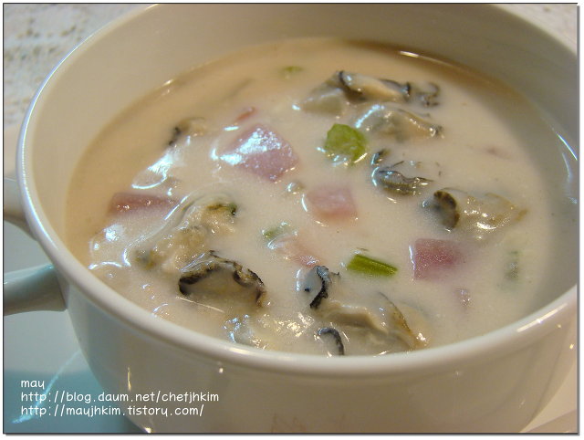 아침식사로 좋은 굴차우더