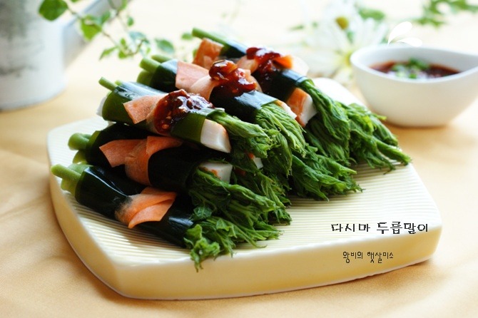 산과 바다 땅의 만남 다시마 두릅말이