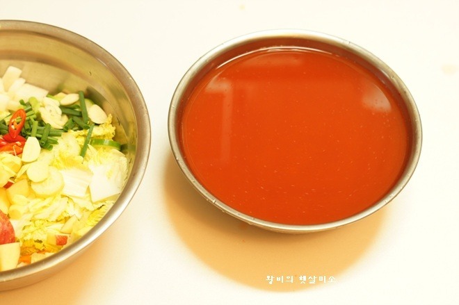 과일이 들어가 국물맛이 시원한 나박 김치