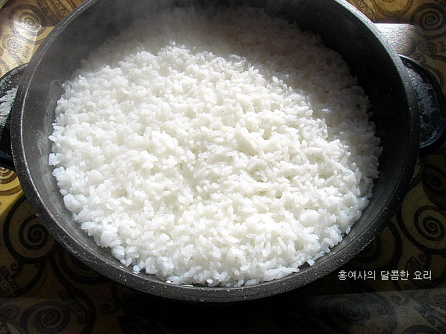 입 안에 바다가 출렁~뜨끈한 해물돌솥밥