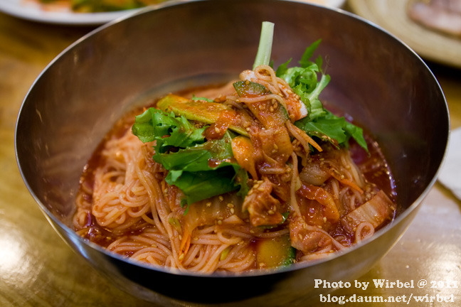 매콤한 비빔국수와 편육이 맛있는 그곳! 분당에서 이곳을 모르면 간첩!