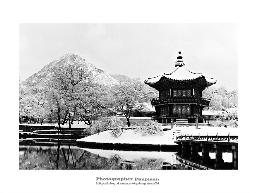 2010-03-11 현상 (067롤 - 흑백) - 눈내린 경복궁에서 1