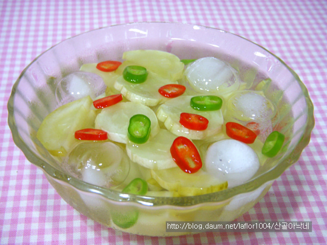 입에 불나는 매운 맛을 잠재워줄 시원한 오이지냉국!!~