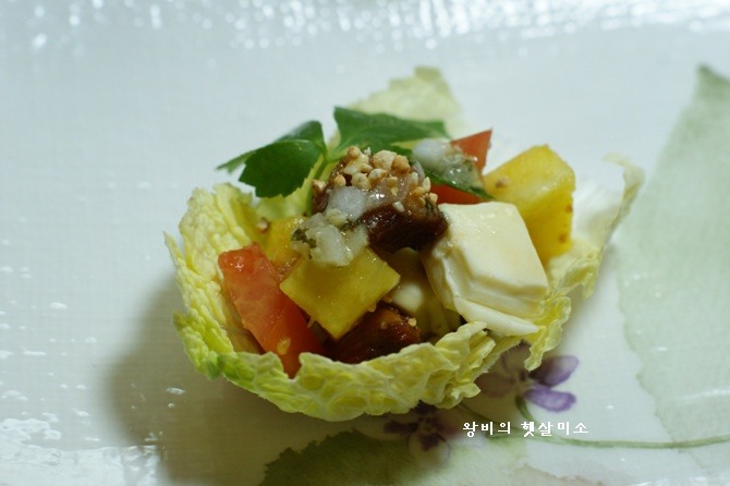 배추를 한쌈씩 들고 먹는 파인애플 배추 샐러드