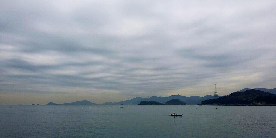 바다에 홀로 앉아