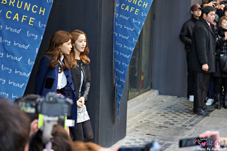 [PIC][02-31-2013]SNSD ghé thăm "Lotte Young Plaza" tại Myeongdong vào trưa nay - Page 2 25701C5050E405EC025586