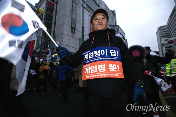 [박근혜 퇴진, 그후 우리는37] ﻿﻿박근혜 성녀, 최순실 악녀? 광장을 떠도는 여성혐오 유령 / 오마이뉴스 