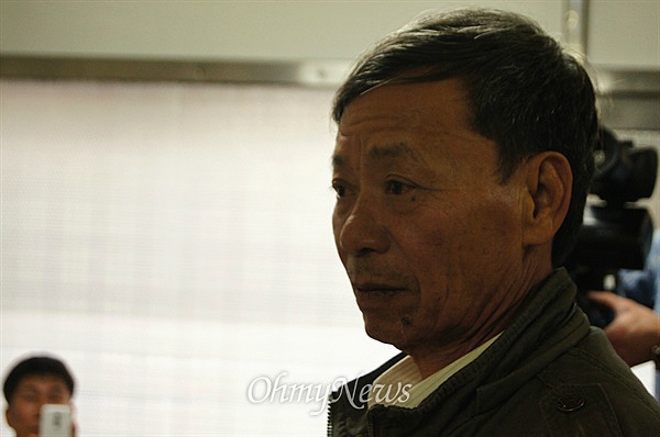 베트남 학살 피해자 앞에 무릎꿇은 명진 스님