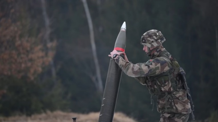 프랑스군의 120mm M327 박격포 사격 훈련 - French Army 120mm M327 Mortar crew firing military exercises