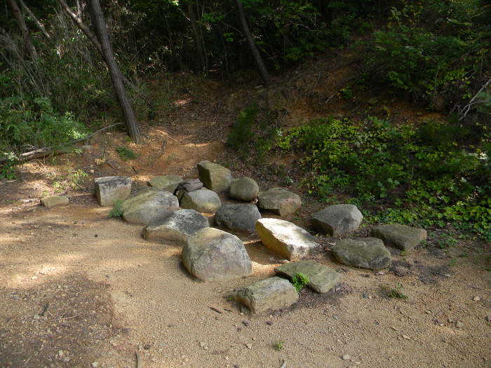 당당한 체격을 지닌 신라 후기 돌부처, 남산 열암곡 석불좌상 (열암곡 마애불상)